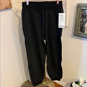 NWT lululemon scuba high-rise relaxed Jogger. Size 6